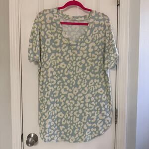 BOMBOM • Boutique Leopard Cheetah V-Neck Short Sleeve Tunic Top
